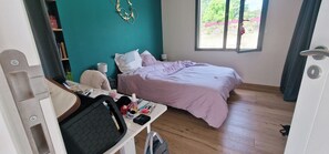 Iron/ironing board, WiFi, bed sheets, wheelchair access