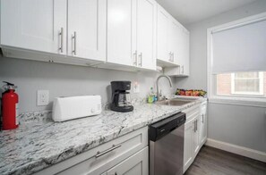 Fridge, microwave, oven, stovetop - Hidden Gem Extended Stays Welcome Near Metro Train (Washington)