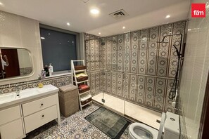 Bruser, bidet, håndklæder