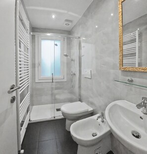 Kostenlose Toilettenartikel, Haartrockner, Handtücher, Toilettenpapier