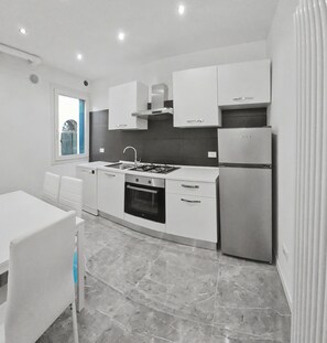 Kühlschrank, Ofen, Herdplatte, Geschirrspüler