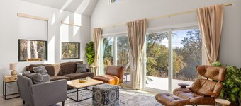 Pet-friendly retreat in Granbury with loft, fire pit, and boat launch 2 mi away.