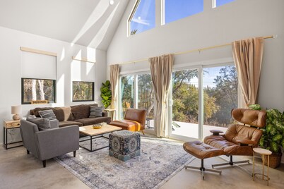 Pet-friendly retreat in Granbury with loft, fire pit, and boat launch 2 mi away.