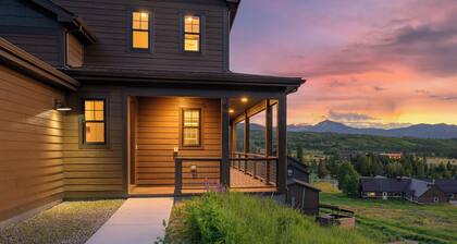 Luxury 5BR chalet w/ hot tub & decks