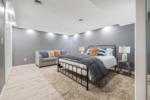 5 bedrooms, desk, iron/ironing board, WiFi