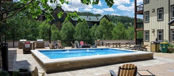 Cabin-style condo steps to gondola & spa
