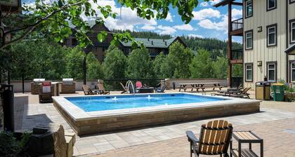 Gondola Gem 1BR w/ Mountain Views & Hot Tub Access