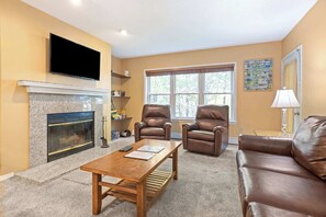 Televisión, chimenea y oficina