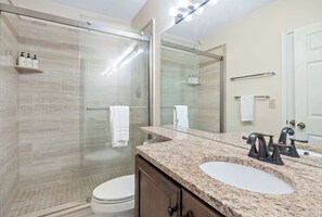 Shower, hair dryer, towels - Winterplace Okemo 3BR | Perfect for Families & Ski (Ludlow)