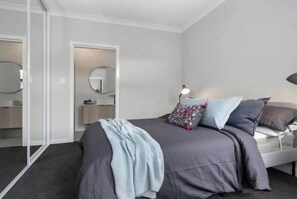 4 bedrooms, iron/ironing board, WiFi, bed sheets