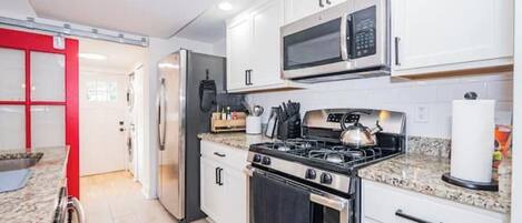 Réfrigérateur, micro-ondes, bouilloire électrique