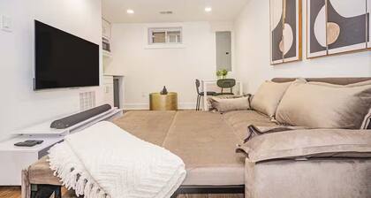 Modern & Cozy Suite Centrally Located Free Parking