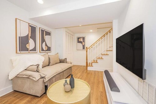 Modern & Cozy Suite Centrally Located Free Parking