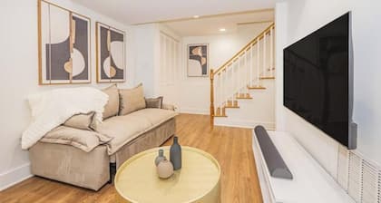 Modern & Cozy Suite Centrally Located Free Parking