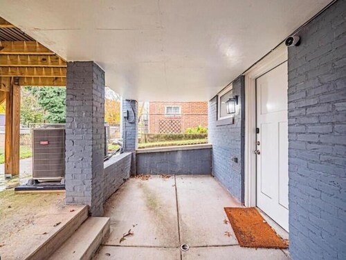 Modern & Cozy Suite Centrally Located Free Parking