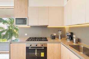 Deluxe Apartment | Private kitchen | Full-size fridge, microwave, oven, stovetop