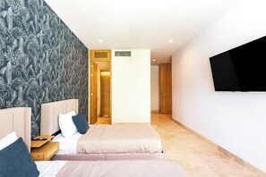 Deluxe Apartment | Premium bedding, in-room safe, laptop workspace, blackout drapes