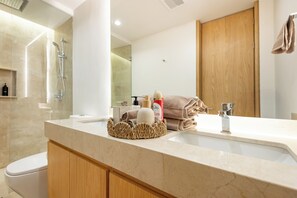Deluxe Apartment | Bathroom | Shower, hair dryer, towels, soap - Alba Puerto Cancun (Cancun)