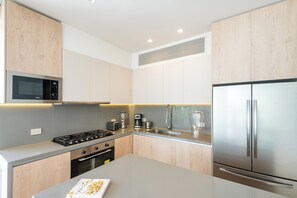 Appartement Deluxe | Cuisine privée | Grand réfrigérateur, micro-ondes, four, plaque de cuisson