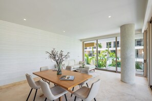 Deluxe Apartment | Dining room