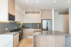 Appartement Deluxe | Cuisine privée | Réfrigérateur grande capacité avec congélateur, four à micro-ondes