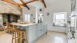 Mikroaaltouuni, uuni, astianpesukone, kahvin-/teenkeitin