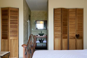 1 bedroom, WiFi, bed sheets, wheelchair access - Bed and Breakfast 'Mélanosporum' with Private Terrace, Shared Garden and Wi-Fi (Gabillou)