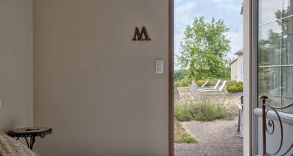 Bed and Breakfast 'Mélanosporum' with Private Terrace, Shared Garden and Wi-Fi