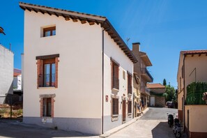 Exterior - Country House 'Quercus' with Mountain View, Wi-Fi and Air Conditioning (Navaluenga)