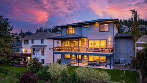 A modern two-story house with a balcony, a covered patio, and a well-maintained garden. - Spacious 6-bedroom, Views, King Beds, Hot Tub, Game Room near downtown Spokane (Spokane)
