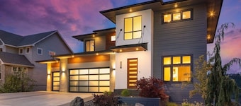 Spacious 6-bedroom, Views, King Beds, Hot Tub, Game Room near downtown Spokane