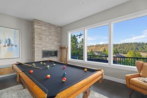 Game room - Spacious 6-bedroom, Views, King Beds, Hot Tub, Game Room near downtown Spokane (Spokane)