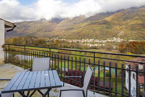 Villa 'Il Cortivo 81' with Lake View, Wi-Fi and Air Conditioning