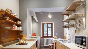 Frigorifero, microonde, forno, piano cottura