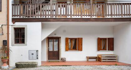 Villa 'Il Cortivo 81' with Lake View, Wi-Fi and Air Conditioning