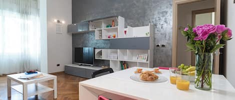 Departamento (1 Bedroom) | Área de sala de estar | Televisión