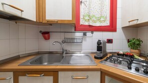 Appartement (1 Bedroom) | Cuisine privée | Micro-ondes, machine à expresso, bouilloire électrique, chaise haute