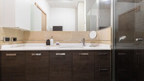 Appartement (1 Bedroom) | Salle de bain | Douche