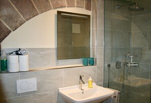 Dusche, Haartrockner, HandtĂŒcher