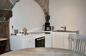 Fridge, oven, stovetop, dishwasher