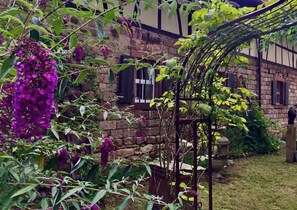 Property grounds - Apartment '5' with Private Terrace and Shared Garden (Neuried)