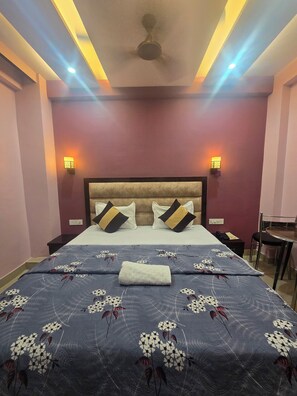 1 bedroom, WiFi, bed sheets - Clean & peaceful hotel in the heart of the city (Varanasi)
