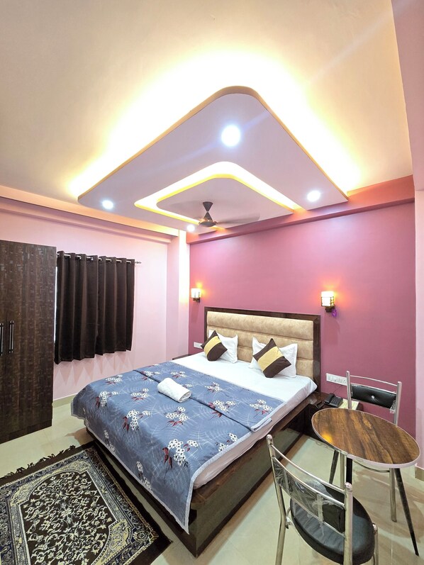 1 bedroom, WiFi, bed sheets - Clean & peaceful hotel in the heart of the city (Varanasi)