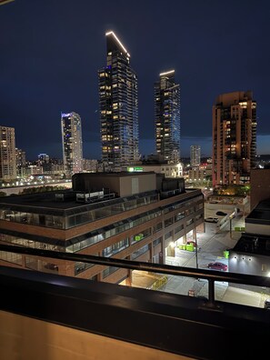 Property grounds - 2 bedroom apartment in the heart of downtown Calgary with swimming pool (Calgary)