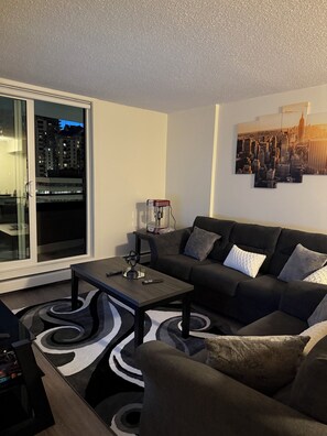 Living area - 2 bedroom apartment in the heart of downtown Calgary with swimming pool (Calgary)