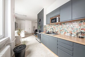 Réfrigérateur, micro-ondes, four, plaque de cuisson