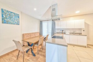 Micro-ondas, fogão, lava-louças