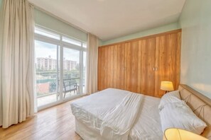 3 chambres, fer et planche à repasser, Wi-Fi, draps fournis