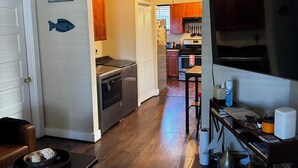 Una cocina con armarios de madera, un refrigerador y un microondas.