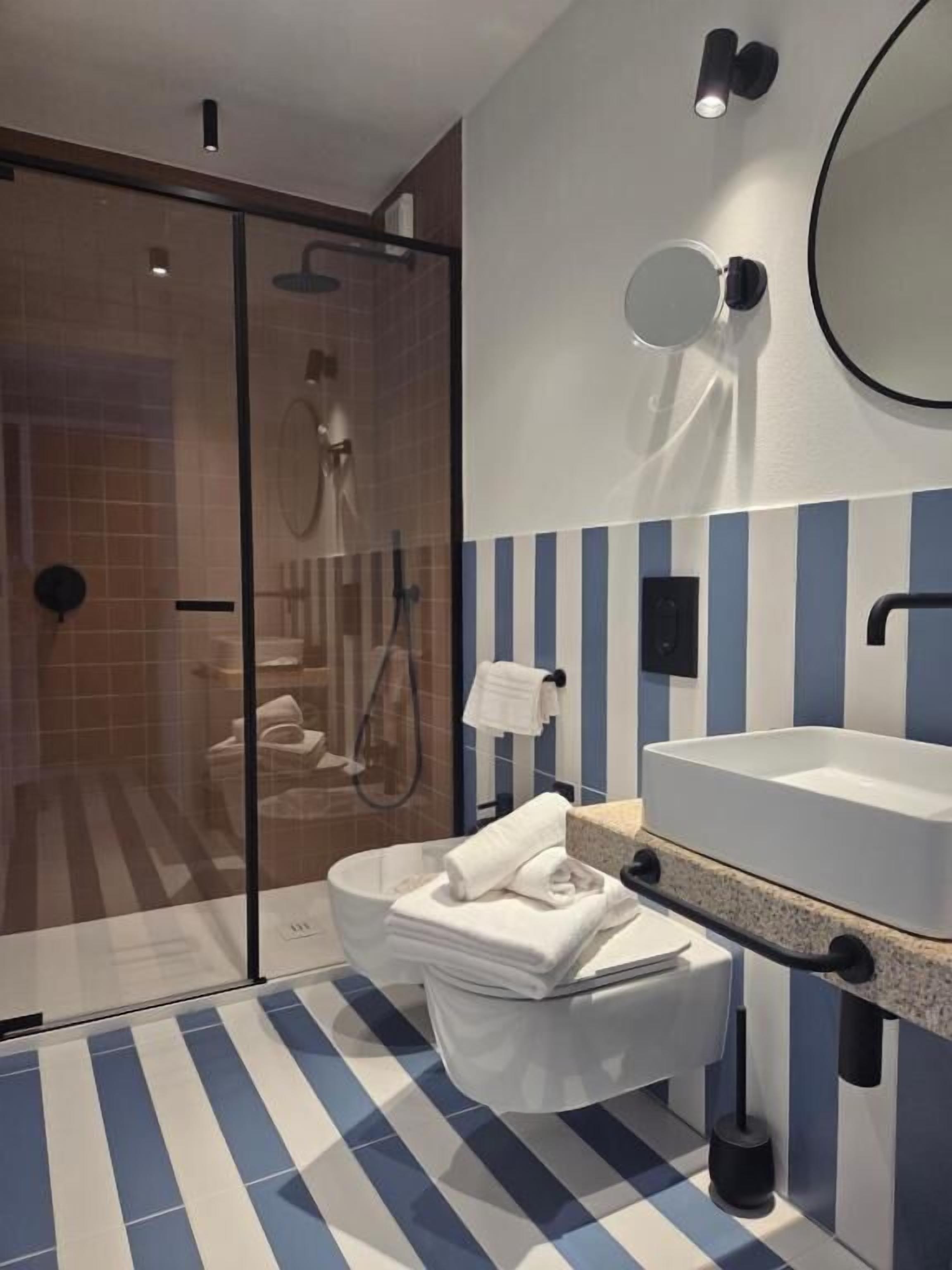 Dusche, Regendusche, kostenlose Toilettenartikel, Haartrockner